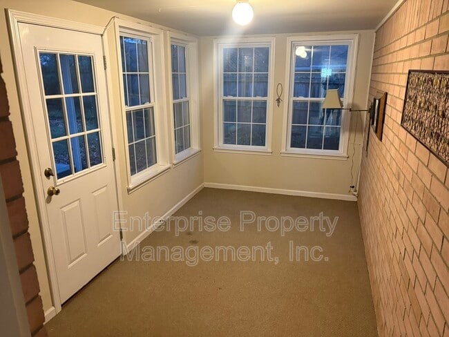 Building Photo - 6894 Hedgewood Ln