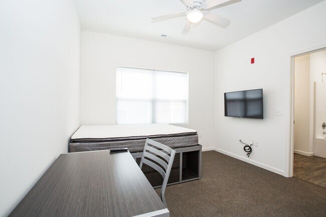 Building Photo - 106 E Armory Ave