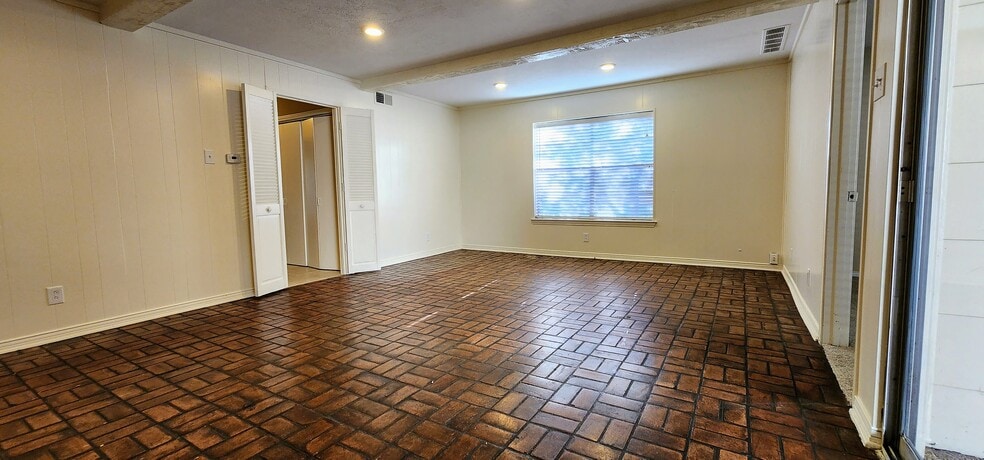 Building Photo - 7737 Village Trail Dr