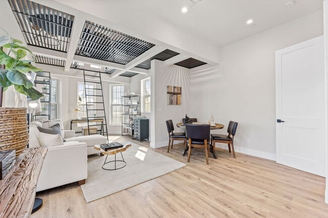 Building Photo - $11,995 - Stunning Executive Estate in Willow Glen