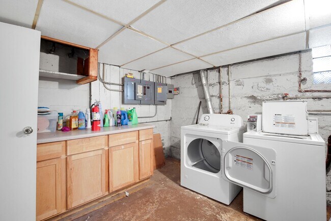 Building Photo - 8830 Parrish Ave