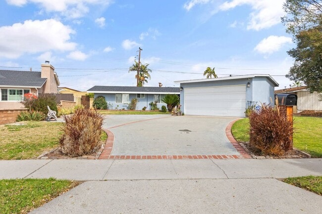 Building Photo - Adorable 3 Bedroom 2 Bathroom Single Story Family Home