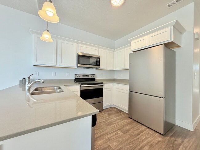 Building Photo - Gorgeous Condo in Vineyard!