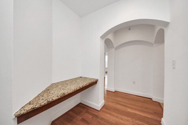 Building Photo - 1010 Rosine St