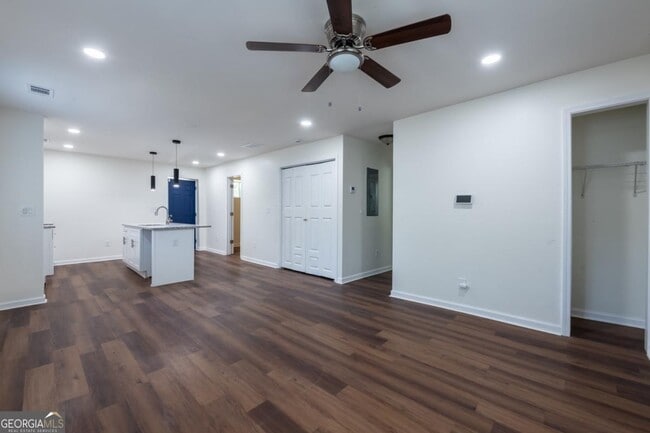 Building Photo - 450 Paines Ave NW