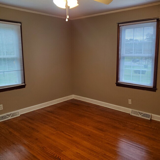 Building Photo - 4215 Randleman Rd