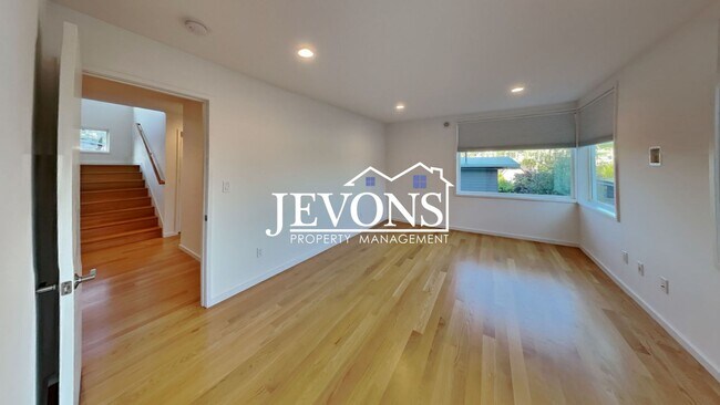 Building Photo - 5BR/4.5BA House in Seattle -- Available Now!