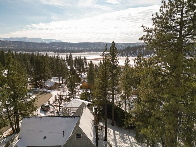 Building Photo - Lake-View 4BR Cabin with Dual Decks in Faw...
