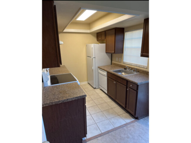 Building Photo - 2 bedroom 2 bath 2 story townhome in Winte...