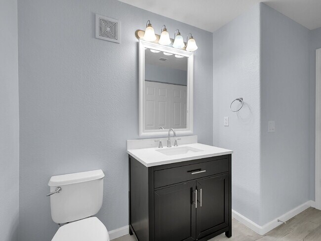 Building Photo - $1,750.00, Gorgeous 2-bed, 2-bath condo located in Aurora.