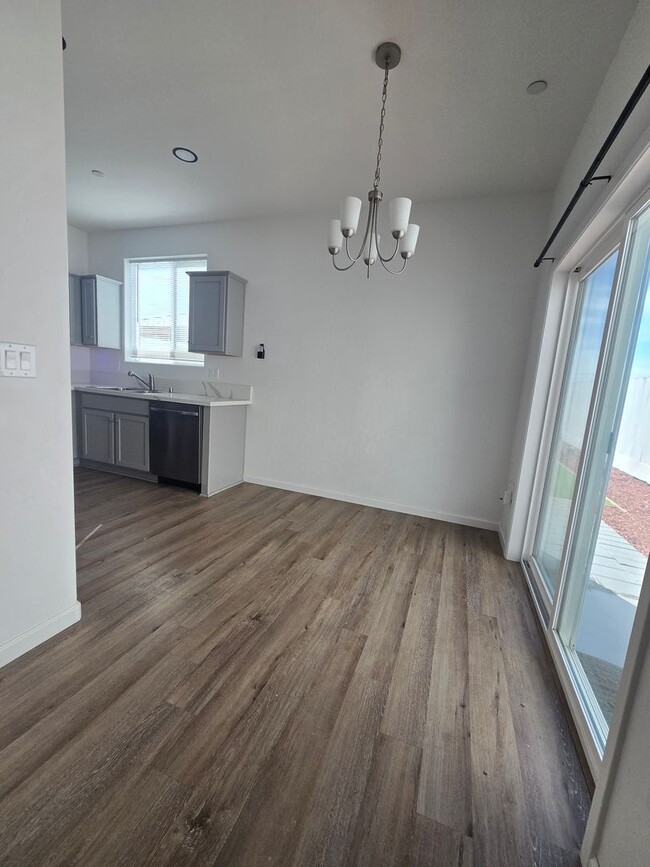 Building Photo - 3 BR 2.5 BA Available Now