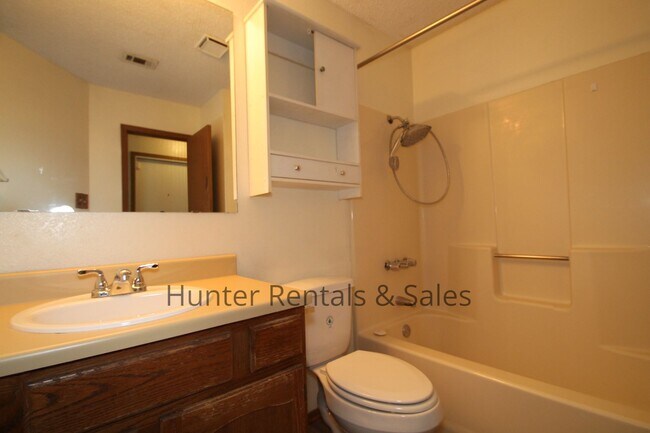 Building Photo - Willowsprings Two Bedroom Cutie!