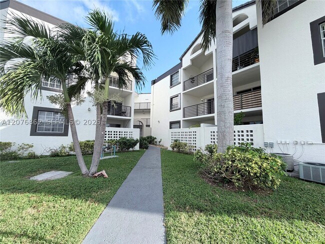 Building Photo - 9731 Fontainebleau Blvd