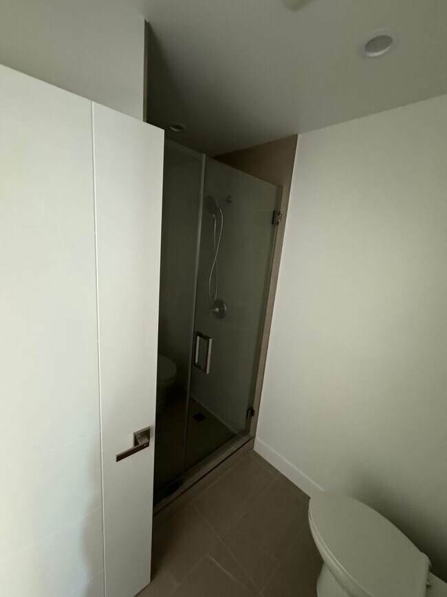 Building Photo - Spacious 1000 Sq. Ft. Single-Floor Back AD...