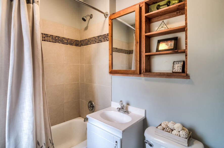 full bath - 617 Delles Rd