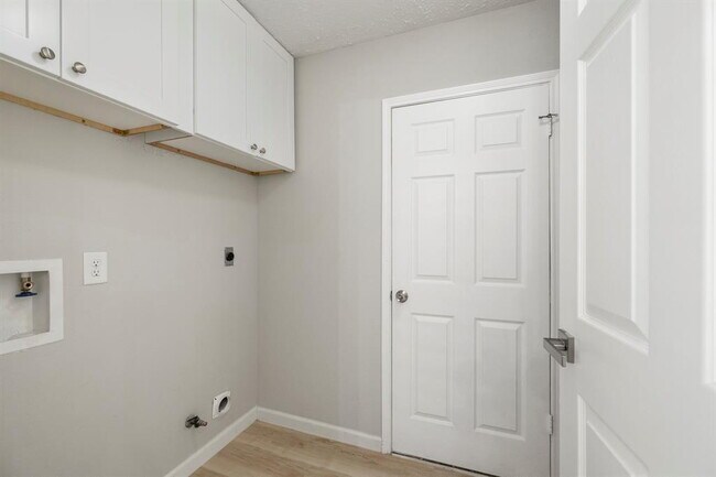 Building Photo - Remodeled 3-Bed Home with Office & Deck in...