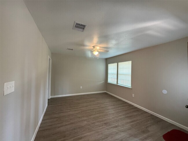 Building Photo - 1415 Regal St