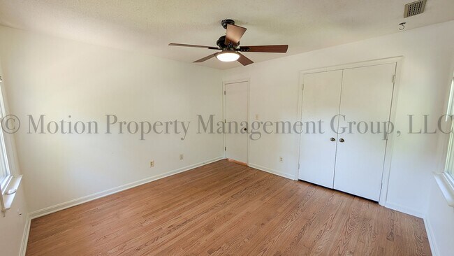 Building Photo - 2400 Lawrence Dr