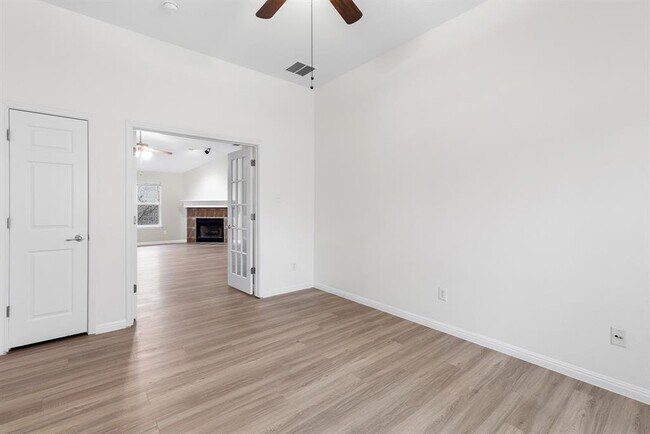 Building Photo - 2205 Speidel Dr