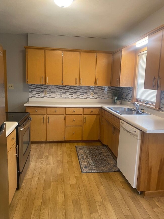 Building Photo - Now leasing for May 2026! Four Bed/Two Bath