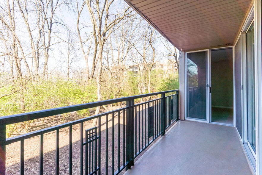 Building Photo - 5950 Oakwood Dr