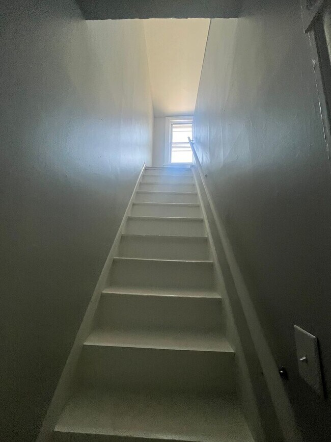 Building Photo - 3 Bedroom 1 bath house