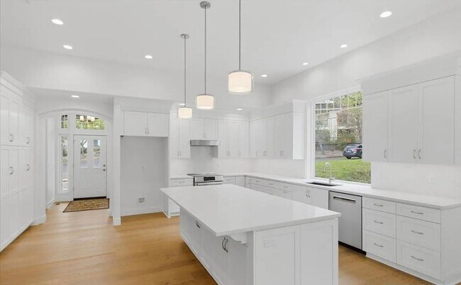 Building Photo - Spacious Custom Built Home in NW Corvallis
