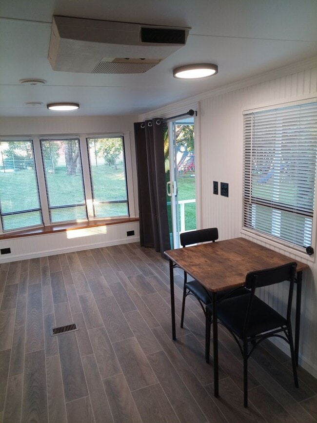 Building Photo - Private Manufactured Home!