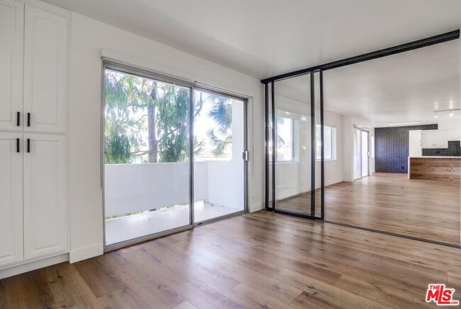 Building Photo - 435 N Oakhurst Dr