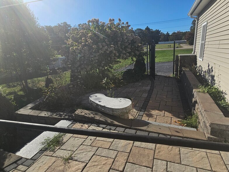 Patio - 585 High St