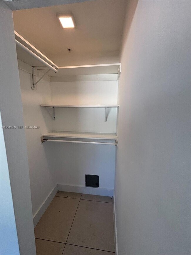 Building Photo - 829 SW 18th Ave