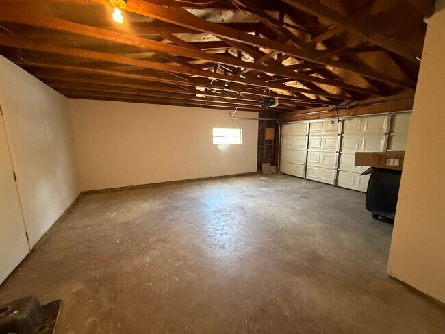 Building Photo - Victorville - 3 Bedrooms, 2 Bathrooms, New Paint, New Blinds, Tile Floors