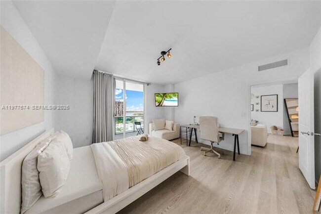 Building Photo - 7910 Harbor Island Dr