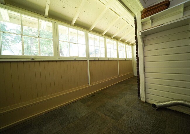 Building Photo - Villa Heights-Belmont Area 2 or 3 bed, 2 b...