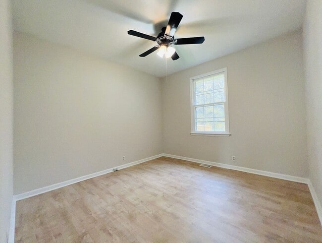 Building Photo - Newly Renovated Home on Quiet Neighborhood