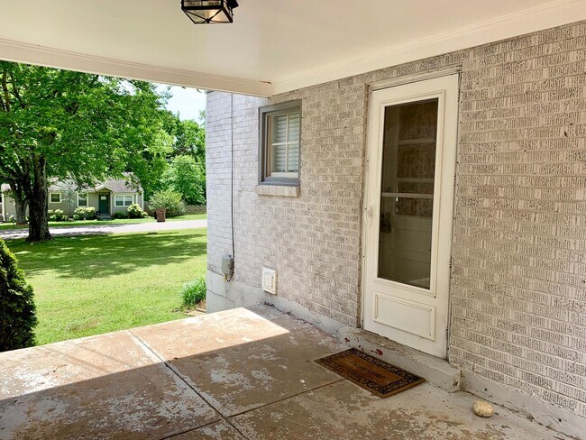 Building Photo - Adorable East Nashville Cottage