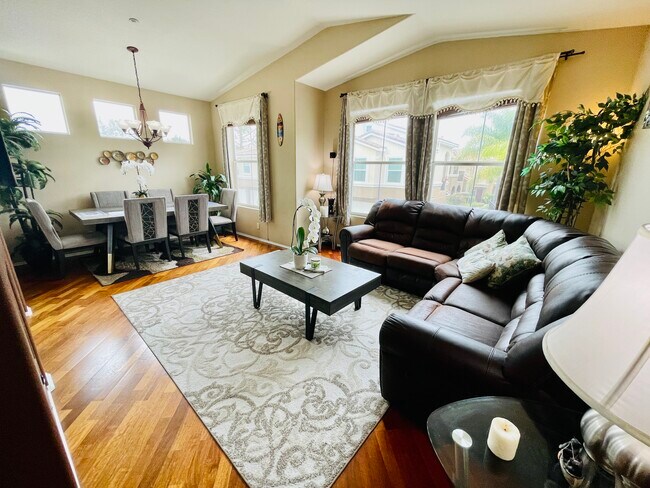 Building Photo - 3201 Aspen Grv