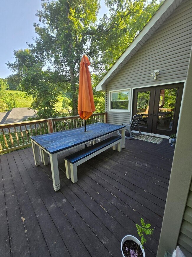 Building Photo - This charming 3-bedroom, 2-bathroom home o...