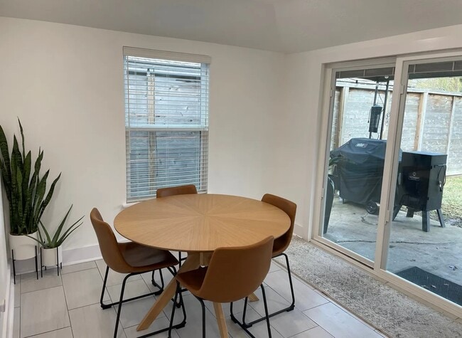 Building Photo - 2310 Hialeah Dr