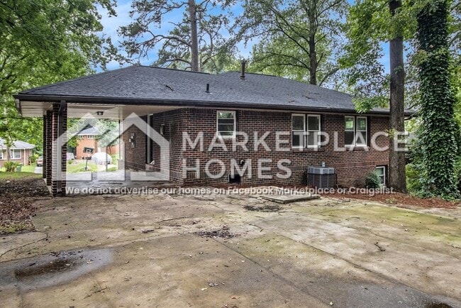 Building Photo - 2760 Dearwood Dr SW