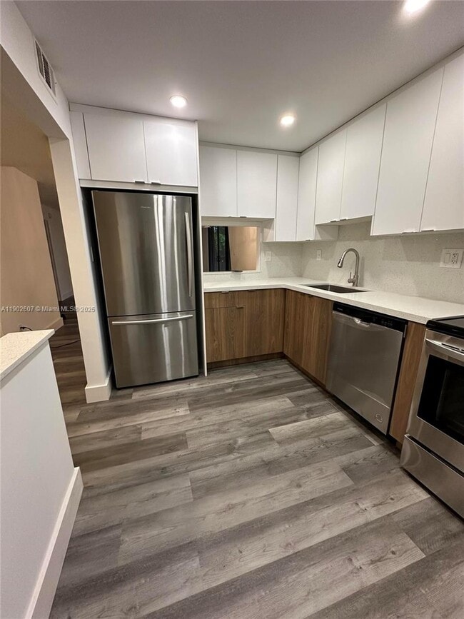 Building Photo - 450 Commodore Dr