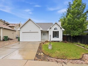 Building Photo - Bright & Spacious 3 Bed Home with Vaulted Ceilings & Fenced Yard AVAILABLE NOW!