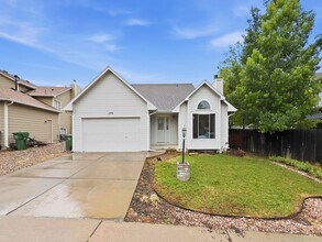 Building Photo - Bright & Spacious 3 Bed Home with Vaulted Ceilings & Fenced Yard