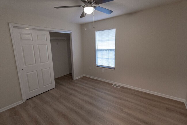 Building Photo - 1323-1325 Godas Dr