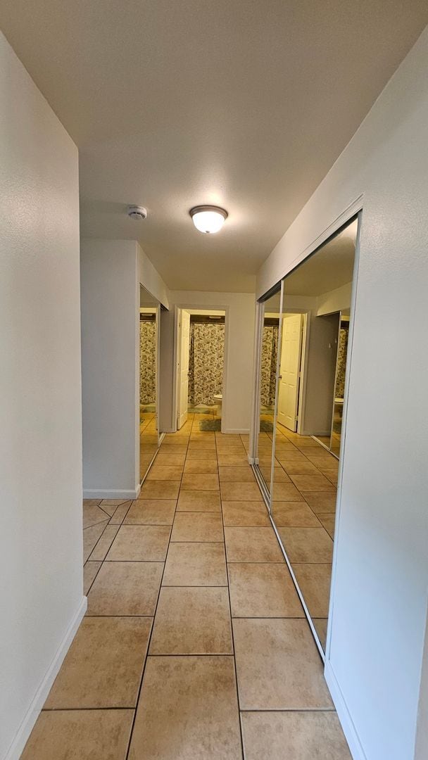 Building Photo - Turned key fully furnished 3 bedroom in Ki...