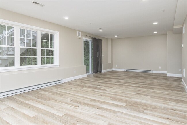 Building Photo - 4 Country Candle Ln