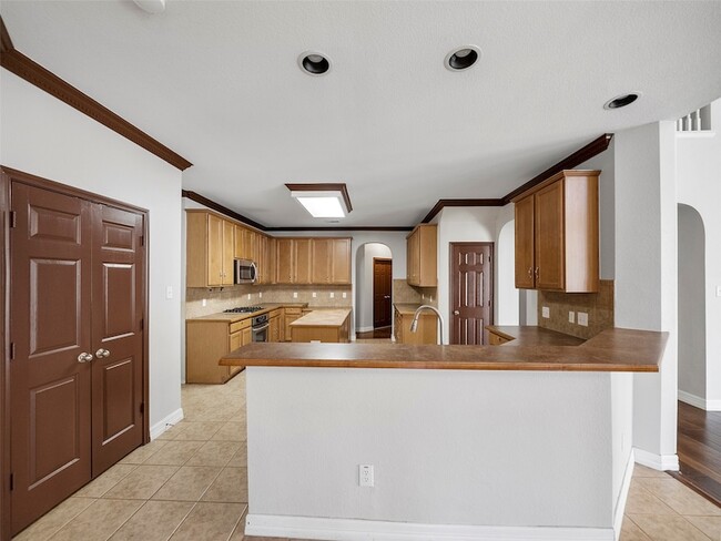 Building Photo - 9943 Red Cedar Dr