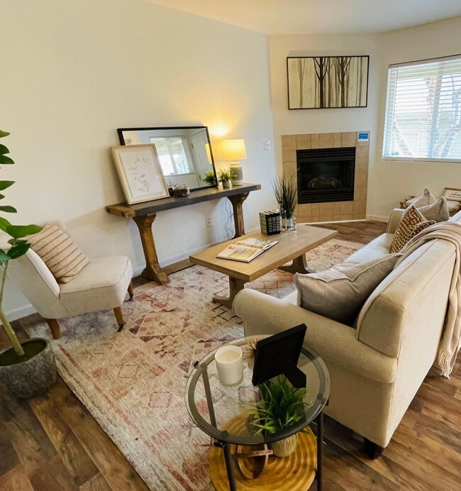 Building Photo - Townhome -2 bed 2.5 bath + bonus area