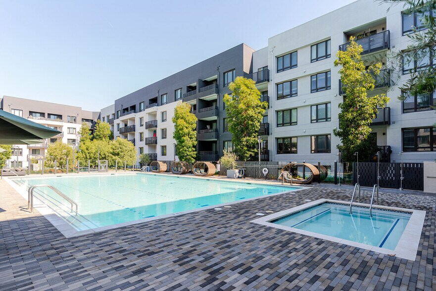 Building Photo - 3560 Rambla Pl