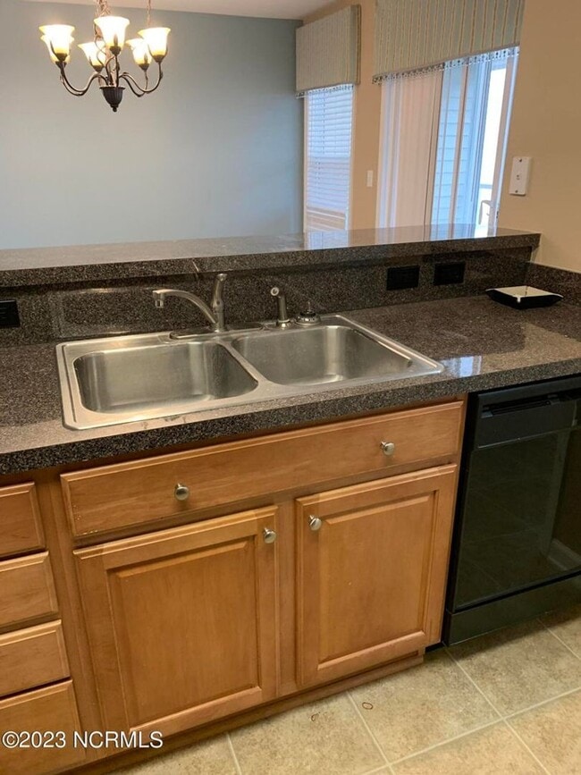 Building Photo - 3 Bed 3.5 Bath Townehome